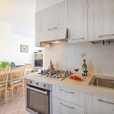 3 Bedroom Cozy In Ferienhaus Massarosa